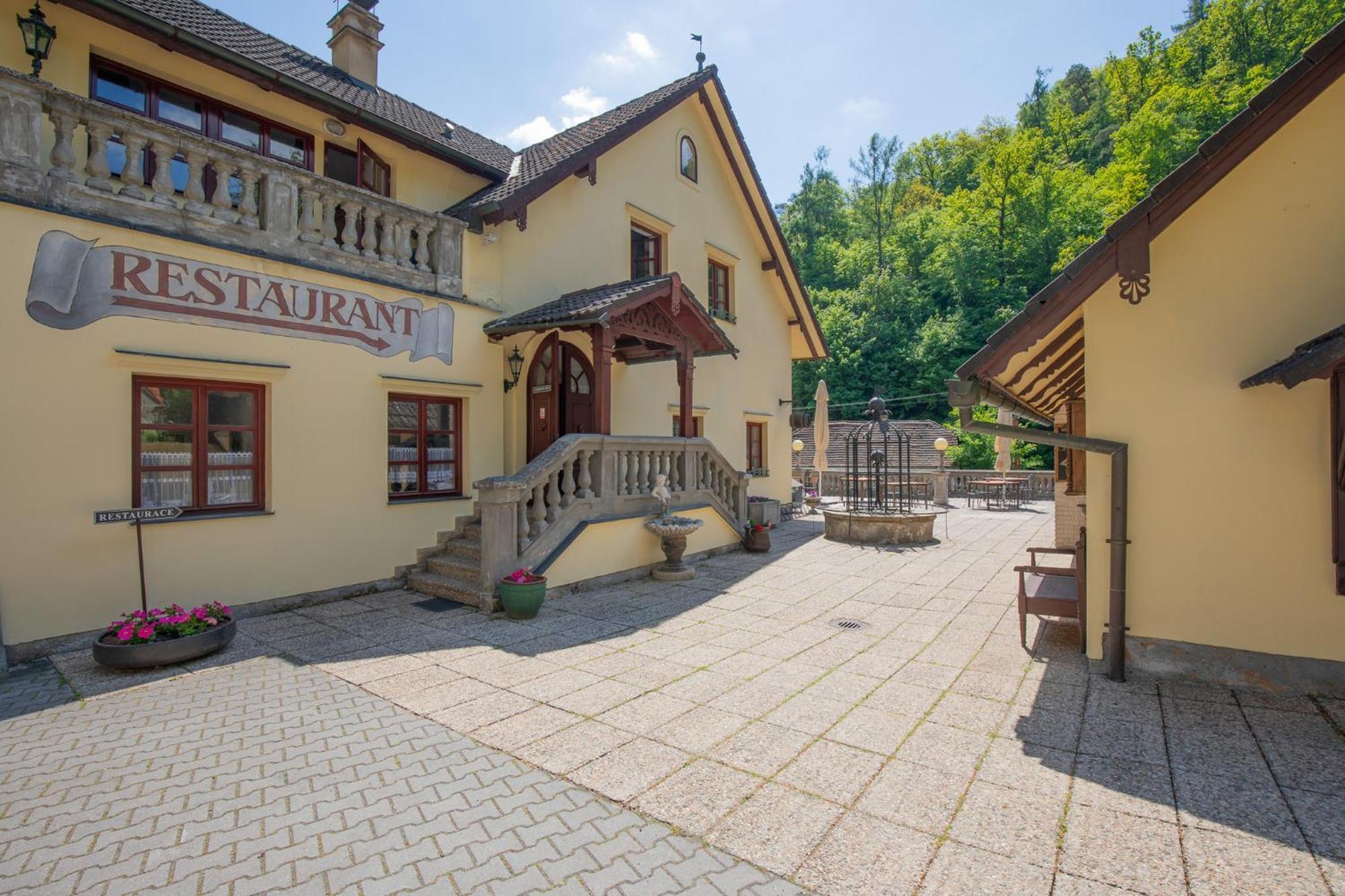Resort U Jelena Křivoklát Zewnętrze zdjęcie